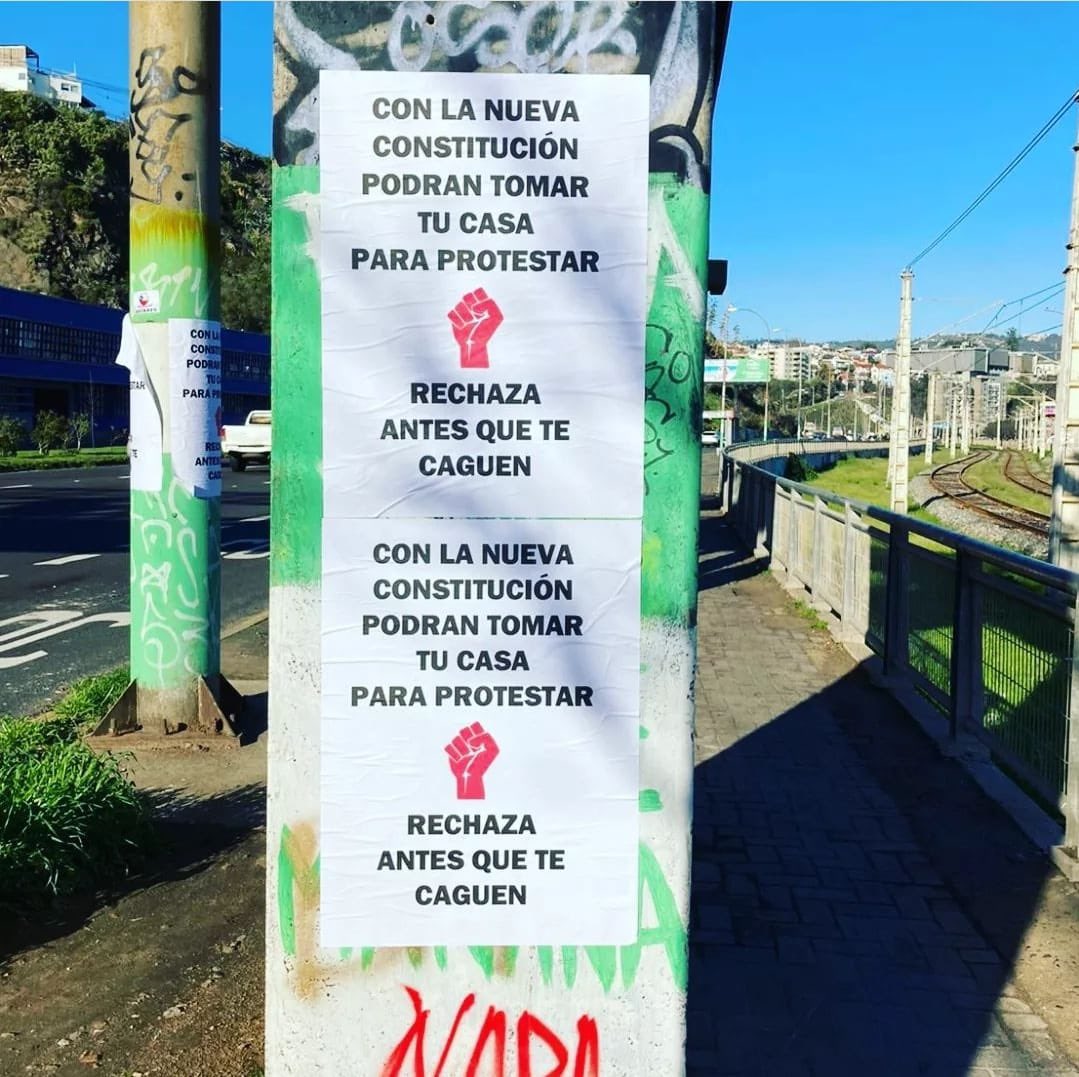TiaPikachu's tweet photo. 🛑 ATENCIÓN La campaña en contra de la opción #APRUEBO continua difundiendo información FALSA con mentiras ABSURDAS y hasta ridículas. 
Esto es en Valparaíso (Av España cerca Caleta Portales)
Denunciemos la información falsa. 
Chile🇨🇱 merece más!
#AprueboCrece 
#LaCasaSeraPropia https://t.co/EhtnnntJrV