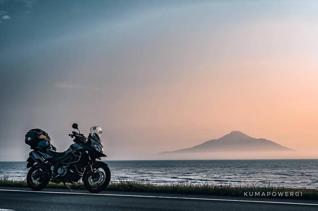 DL650XT's tweet photo. 日本海へ沈みゆく夕陽

この景色は私には特別なもの

This is the finest view I have ever seen.
I cannot forget the scene on that day. https://t.co/mgulZJa82v https://t.co/xv8lqaLcJy
