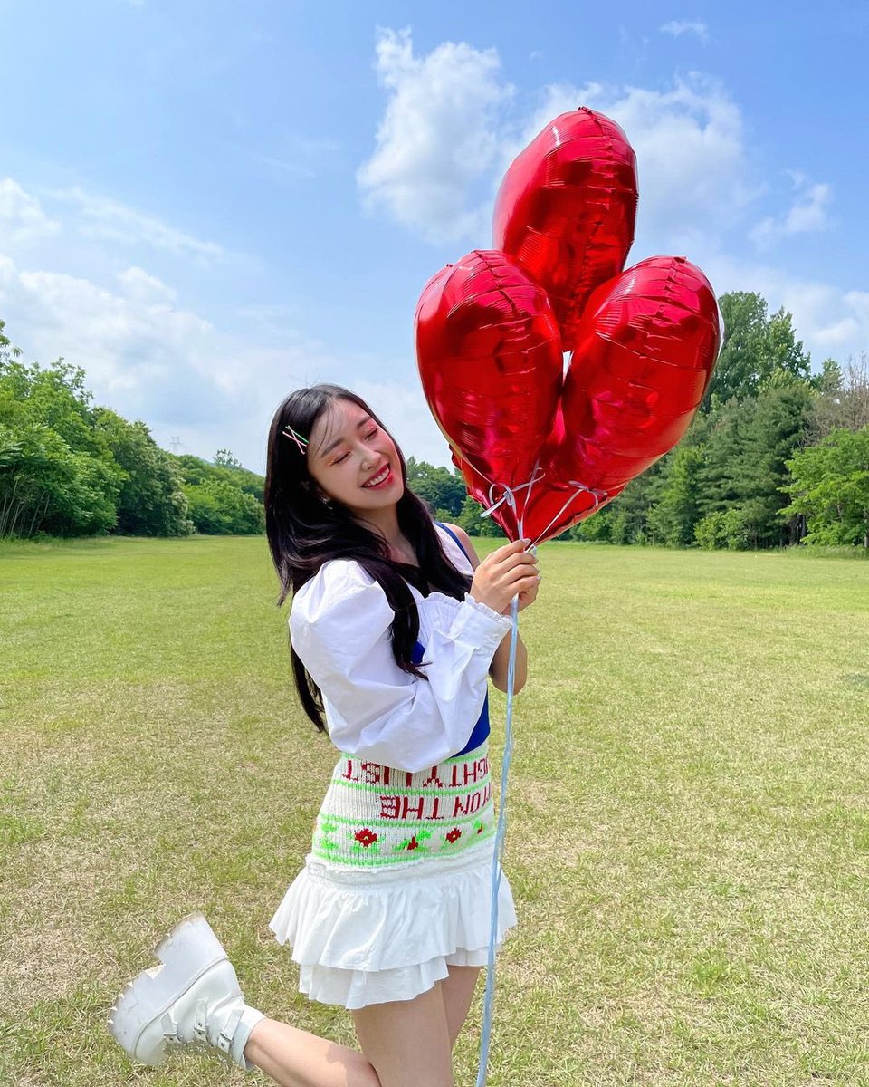 yaya one n only, dihatiku cuma yaya💘
btw itu balon dipegang yg erat ya, kaya kita pas gandengan.