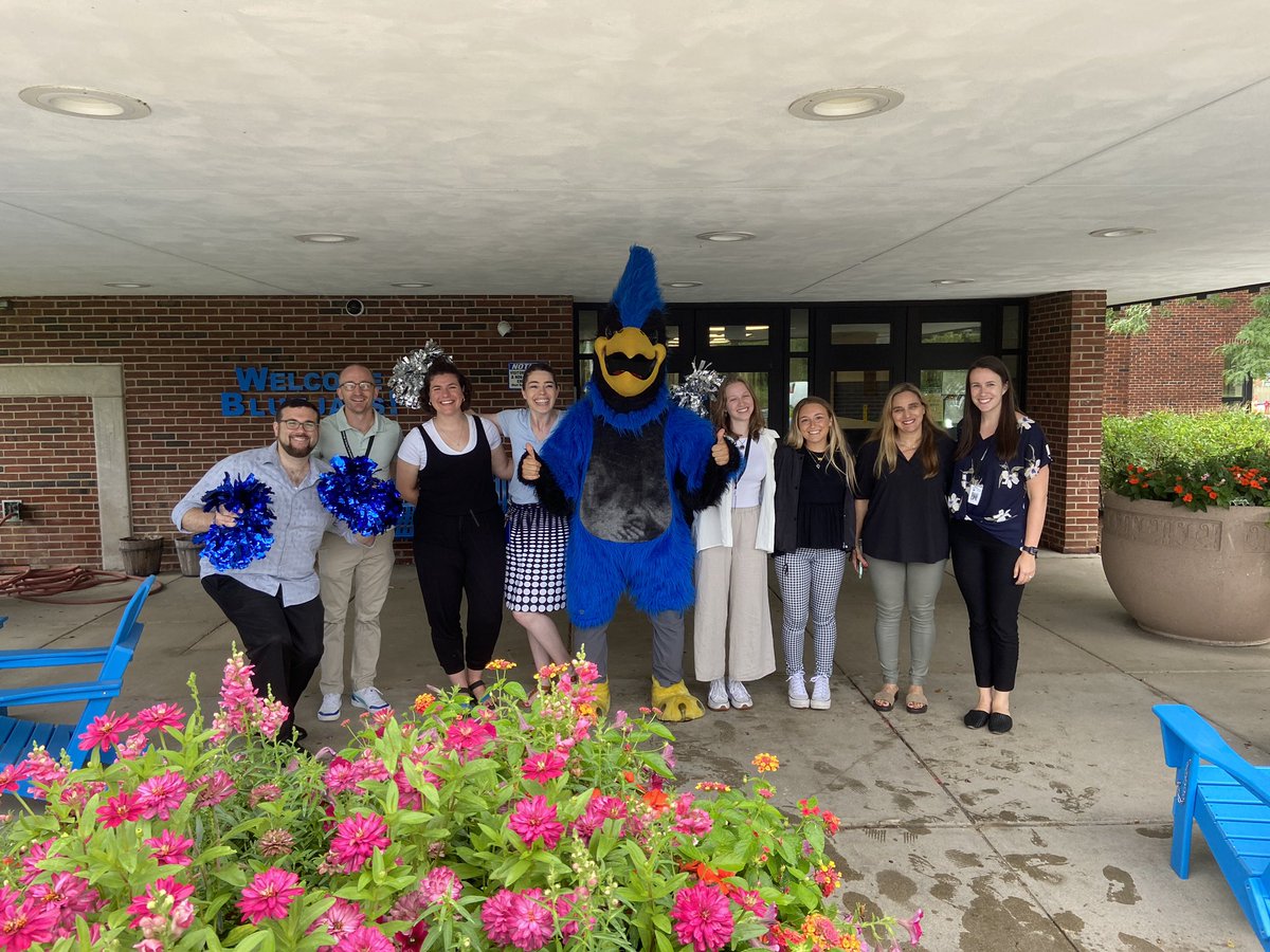 The #WelcomeTo109 bus tour was able to get some cover from the rain…say hi to your newest <a href="/109Caruso/">Caruso Middle School</a> teachers and staff members! #109way #carusoway <a href="/CPelleLucci/">Caitlin Lucci</a> @brodeur_timothy <a href="/jvm3chgo/">James Monaco (he/him/his)</a>