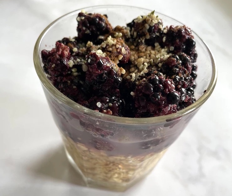 Whether you're harvesting #blackberries from your garden or foraging from hedgerows, check out these three delicious-sounding #recipes from <a href="/EllenMaryGarden/">Ellen Mary</a>. Blackberry overnight oats, anyone?
ellenmarygardening.co.uk/post/three-way… 
#GYO