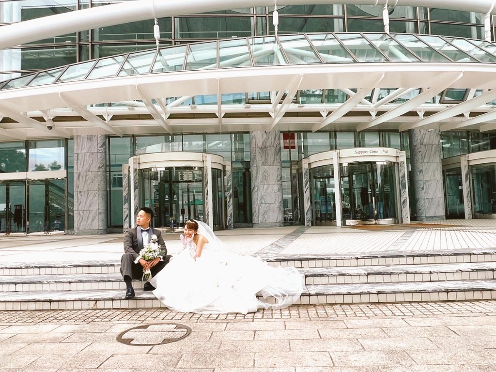 Miio21's tweet photo. 今日で夫婦になって1年👰🏻‍♀️🤵🏻💐
携帯写真だけど思い出に。📷💭💓

終始笑いっぱなしの楽しい時間だったし
打ち合わせから撮影当日まで
私よりも夫の方がこだわり強く頑張ってくれました、ありがとう😊💕

両家合わせての食事会もようやく叶ってホッと一安心😌

写真とムービー届くのが楽しみ〜🤭 https://t.co/BIHb8RvdHV