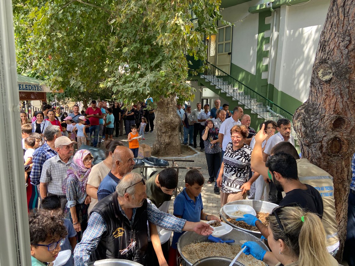 terziogluvakfi's tweet photo. Aşure Günü münasebetiyle Yalı Camii ve Kepez Merkez Camii'nde Mevlid-i Şerif okutulmuş bu vesileyle Vakfımıza gönül verenler tarafından okunan Hatimlerin duası yapılmış, bu camilerle birlikte Toki Terzioğlu Camii, Necippaşa Camii ve Sarıcaeli Köy Camii'lerinde https://t.co/xs9uChUKkL