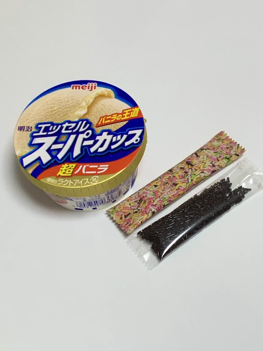 一度やってみたかった！カラースプレーをアイスにてんこ盛り。