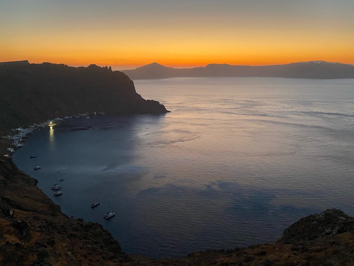 bonkowskimw's tweet photo. Thirassia’s best viewpoint over the Santorini caldera.
Same photo taken 4x at various times of the day.
#nofilter #amazinggreece https://t.co/C1J7hMqodc