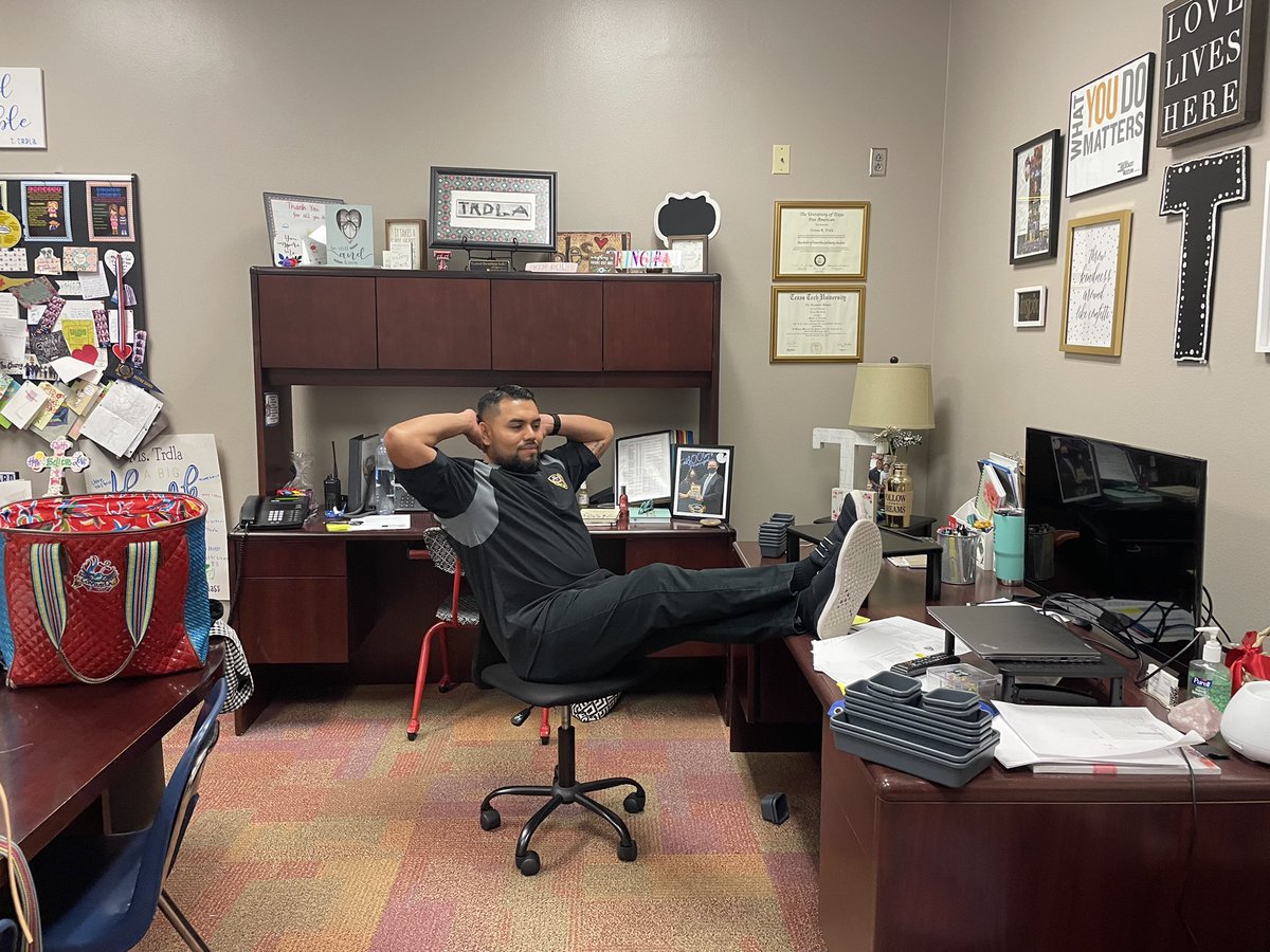 BrandiLugo4's tweet photo. Picture in Ms.T office!! #fieldsinspire @FieldsFalcons https://t.co/tD8KcgR2Vp