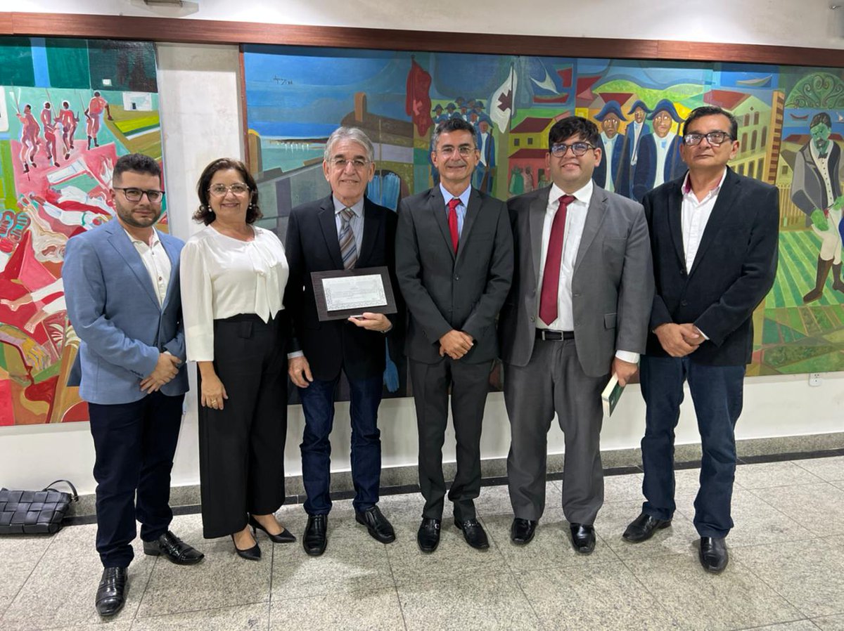 FranciscodoPT13's tweet photo. Na sessão solene em homenagem ao dia do advogado a nossa indicação para recebimento da comenda da @AssembleiaRN foi para o amigo Adriano Brandão (in memorian). Entregamos ao lado do seu pai Agnaldo, do irmão Alan, da vice prefeita @analbuquercn e amigos dr Currais Novos #comenda https://t.co/4q6uyOIbxS