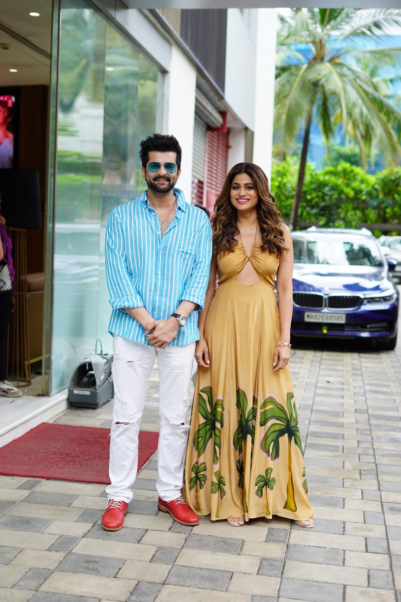 BollywoodH's tweet photo. #BiggBoss #ExCouple - #ShamitaShetty And #RaqeshBapat Snapped Promoting Their New Song At #TSeries Office In #Andheri https://t.co/7jPPrBotc4