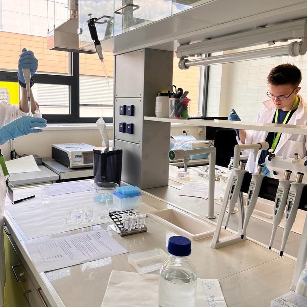 CEITEC_Brno's tweet photo. DEN 1/3 CEITEC Student Talent Letní školy 2022 na @CEITEC_Brno @VUTvBrne ✅
Studenti SŠ z 🇨🇿 & 🇸🇰 mají za sebou první seznámení s přístroji, osahání materiálů, pipetování či odměřování 🧑🏼🔬 Těšíme se na zítra 😉
#CEITECScience #CEITECStudentTalent #brnoregion https://t.co/4tYEjHrzNQ