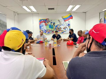 DianaIndustrias's tweet photo. #8Ago| #DianaGestión
Para avanzar en el crecimiento de nuestra línea de producción es fundamental el mantenimiento constante, tema que también se tocó en esta jornada de trabajo que iniciamos con gran fuerza junto a los #CPPT y #Sindicato
#CongresoNuevaÉpoca https://t.co/E0MYAsR9MH