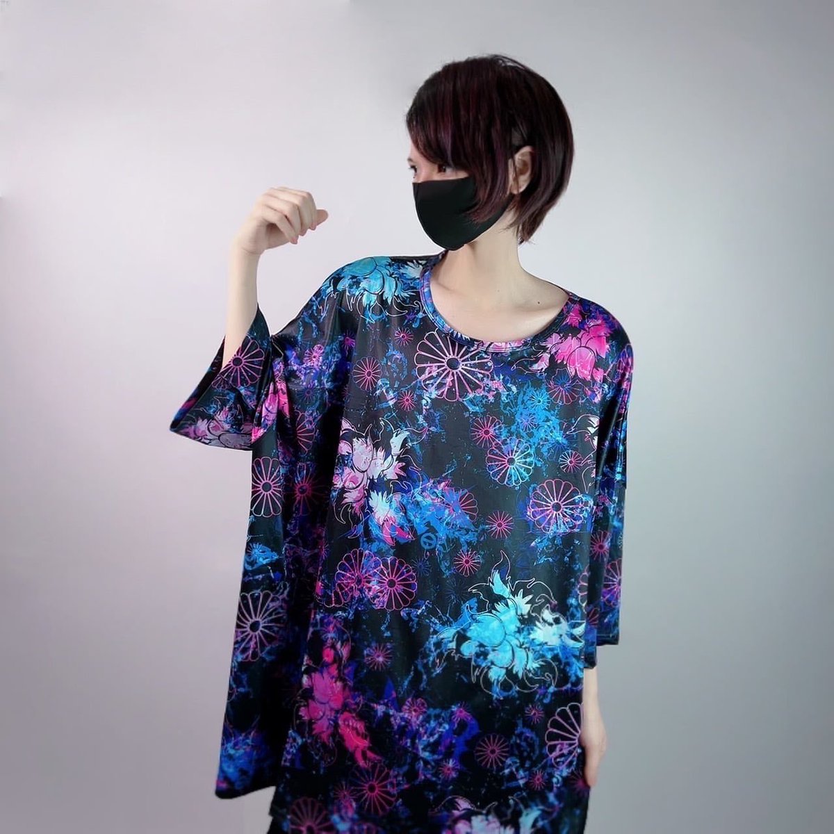 NieR_tokyo's tweet photo. 🎁本日〆切プレゼント企画🎁

超OVERSIZE SILHOUETTE CUTSEW【和柄九尾】

🎁3���様にプレゼント🎁

ユニセックスアイテムです🐰

◼応募方法
フォロー(@NieR_tokyo) &amp; RT
◼締切〆  本日24時

※鍵垢の方も対象内です。
是非ご参加ください🙇‍♂️🙇‍♀️ https://t.co/55FHfvnDoo
