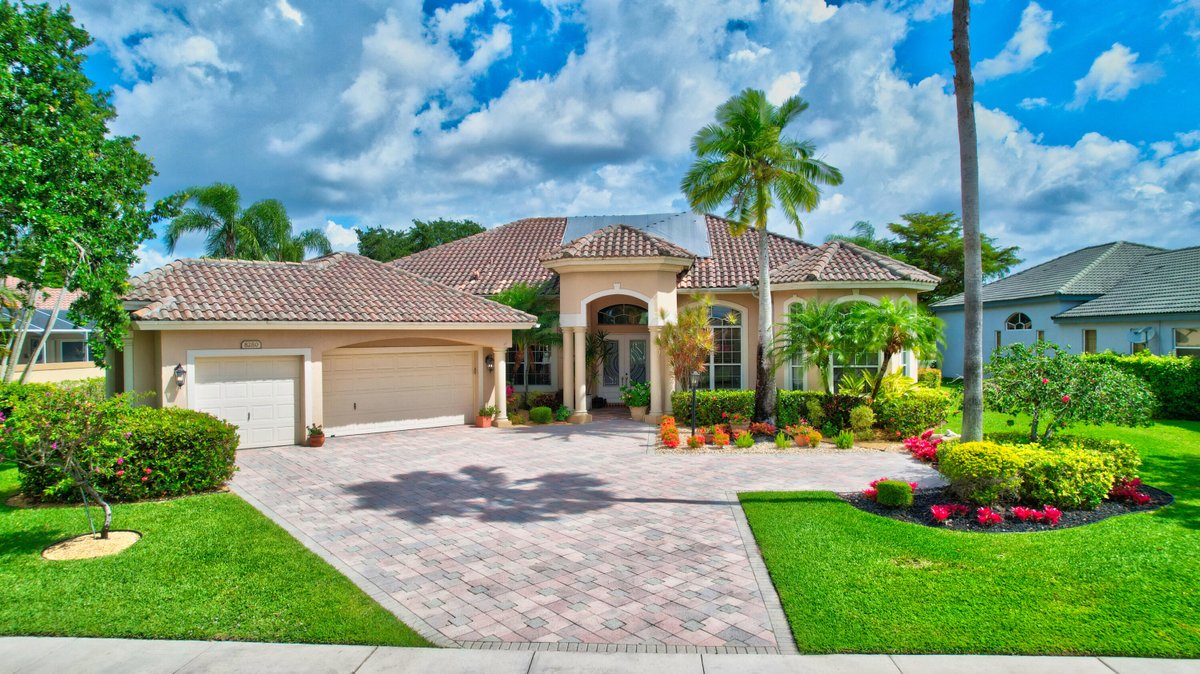 robertstange's tweet photo. Ready for a change? This 3 BD/ 5 BA in Boynton Beach won't be on the market long.  https://t.co/lpCkVmxB37 https://t.co/xNk1KjUBli