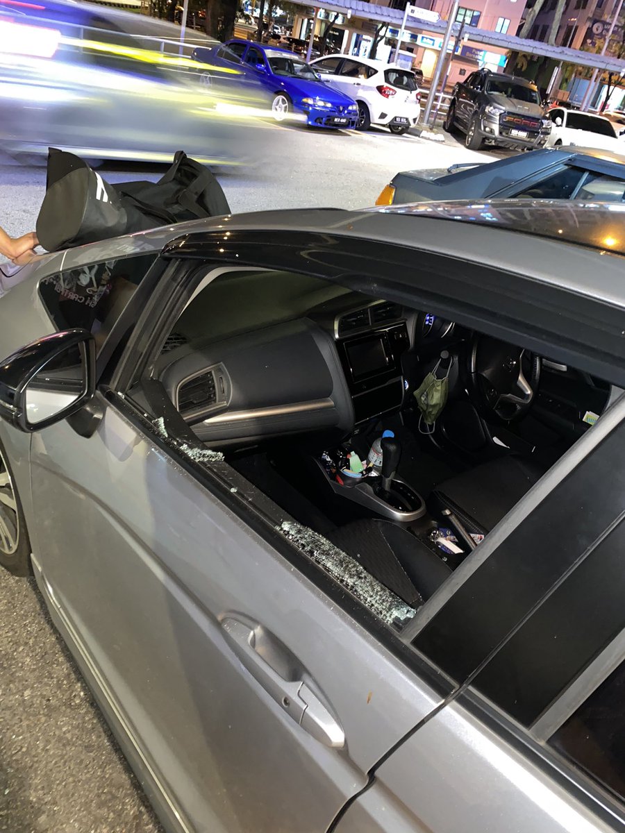 fazziqmuqris's tweet photo. ALERT AND ATTENTION EVERYONE. ‼️

Someone broke into my car’s window and stole my laptop in a Braun Buffel Bag. With all my private and personal information in with it. 

Spread the word to warn someone else parked at TOP SPEED TAIPAN USJ. TO NOT STORE PERSONAL ITEMS IN YOUR CAR. https://t.co/3bzZUbvFfQ