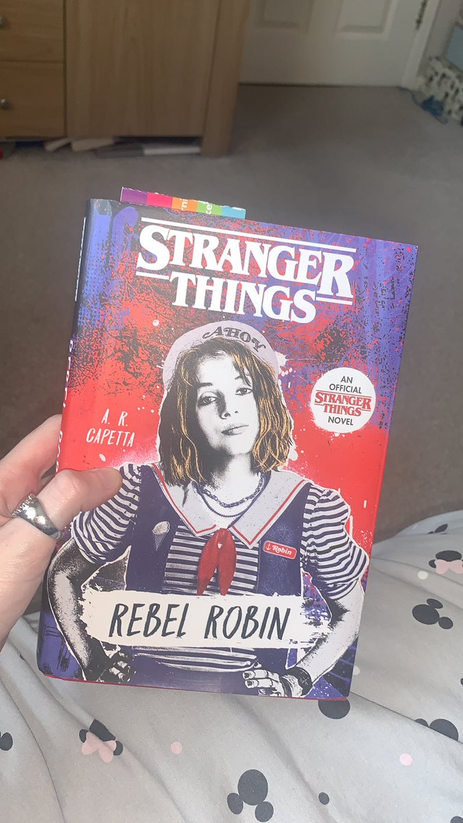 heartstopper_01's tweet photo. if you’re a wlw and you like stranger things you NEED to read this book !!! my favourite stranger things book ever <33 #rebelrobin @mayahawke https://t.co/Wqj5eHufJN