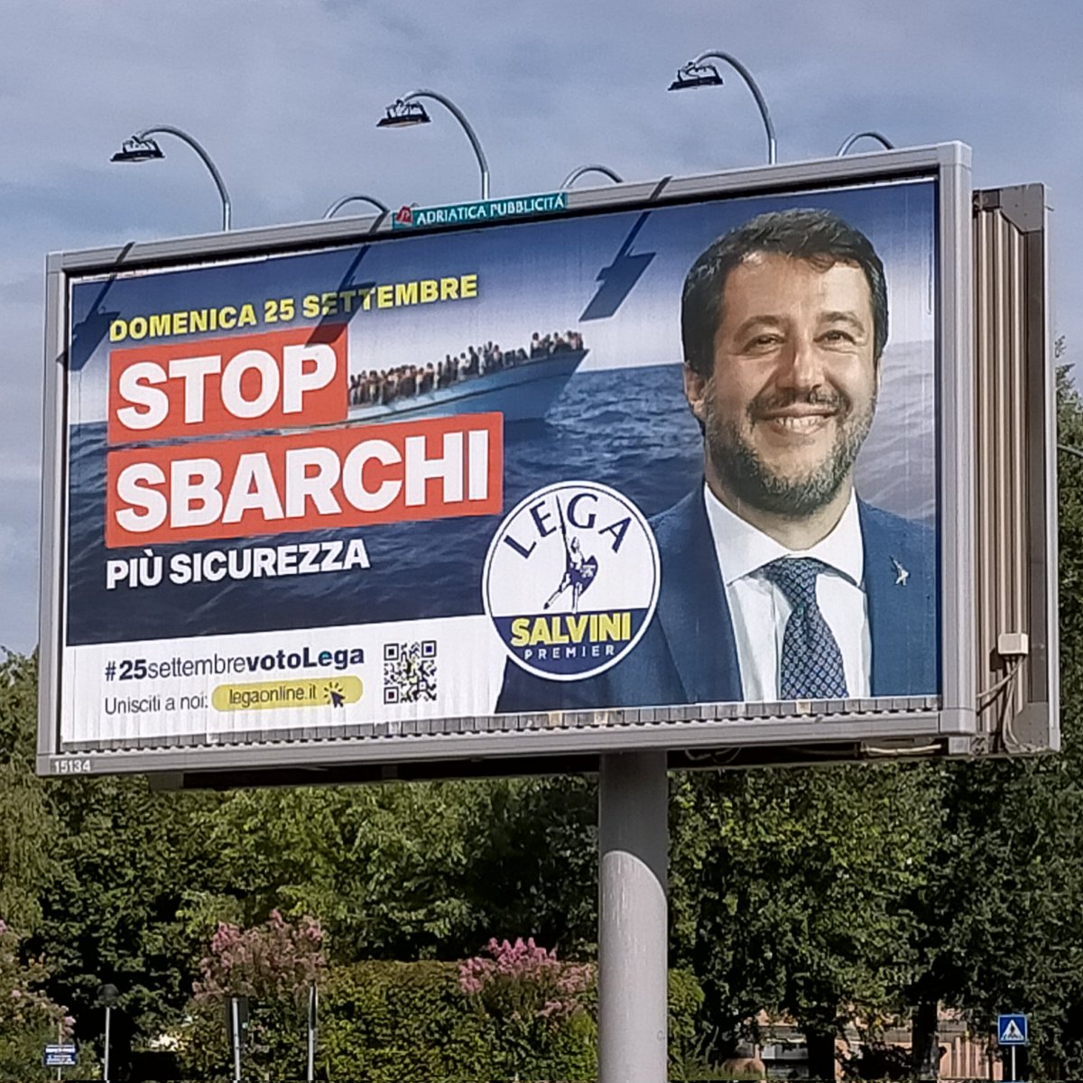 vicinipaola_'s tweet photo. Quando    esci         dalla #tangenziale e ti  va bene incontro la #merda  #SalviniPagliaccio #salvini #legadimerda  #laPeggiore_DESTRA_diSempre https://t.co/DdjpntDHoS