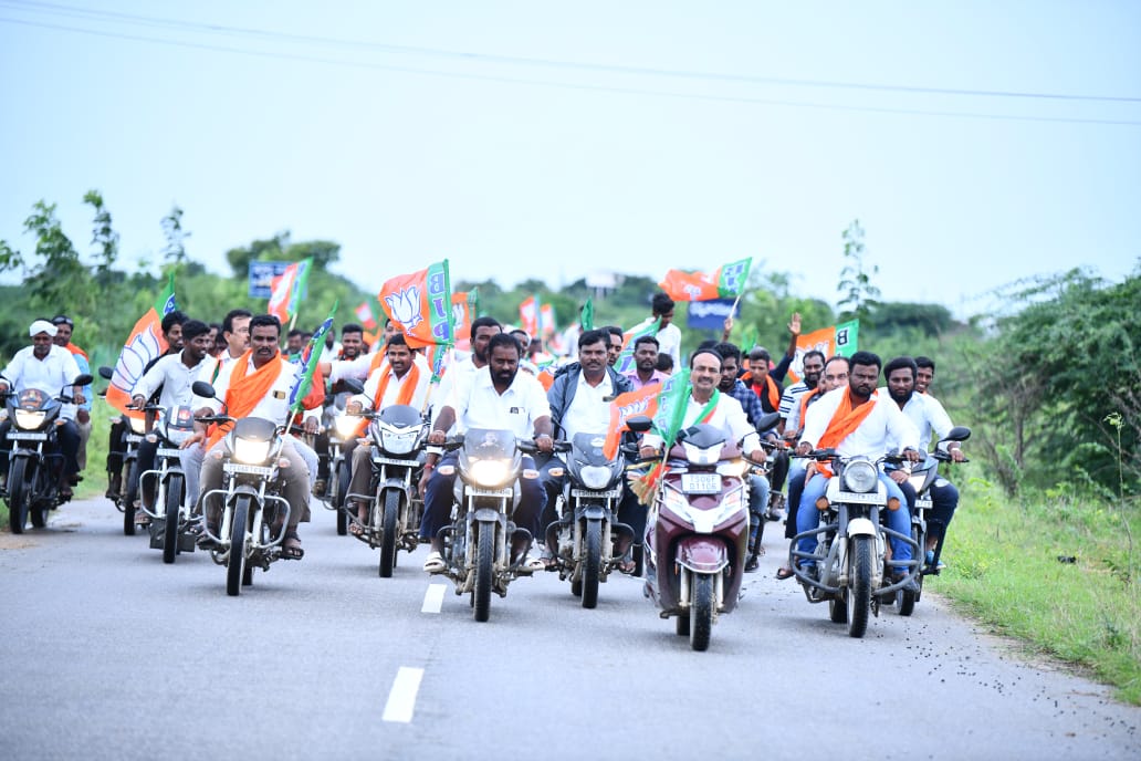 Eatala_Rajender's tweet photo. Glimpses from Devarakadra Constituency.
#PalleGosa #BJPBharosa #BikeRally
@BJP4Telangana https://t.co/gdYtvtBhQz