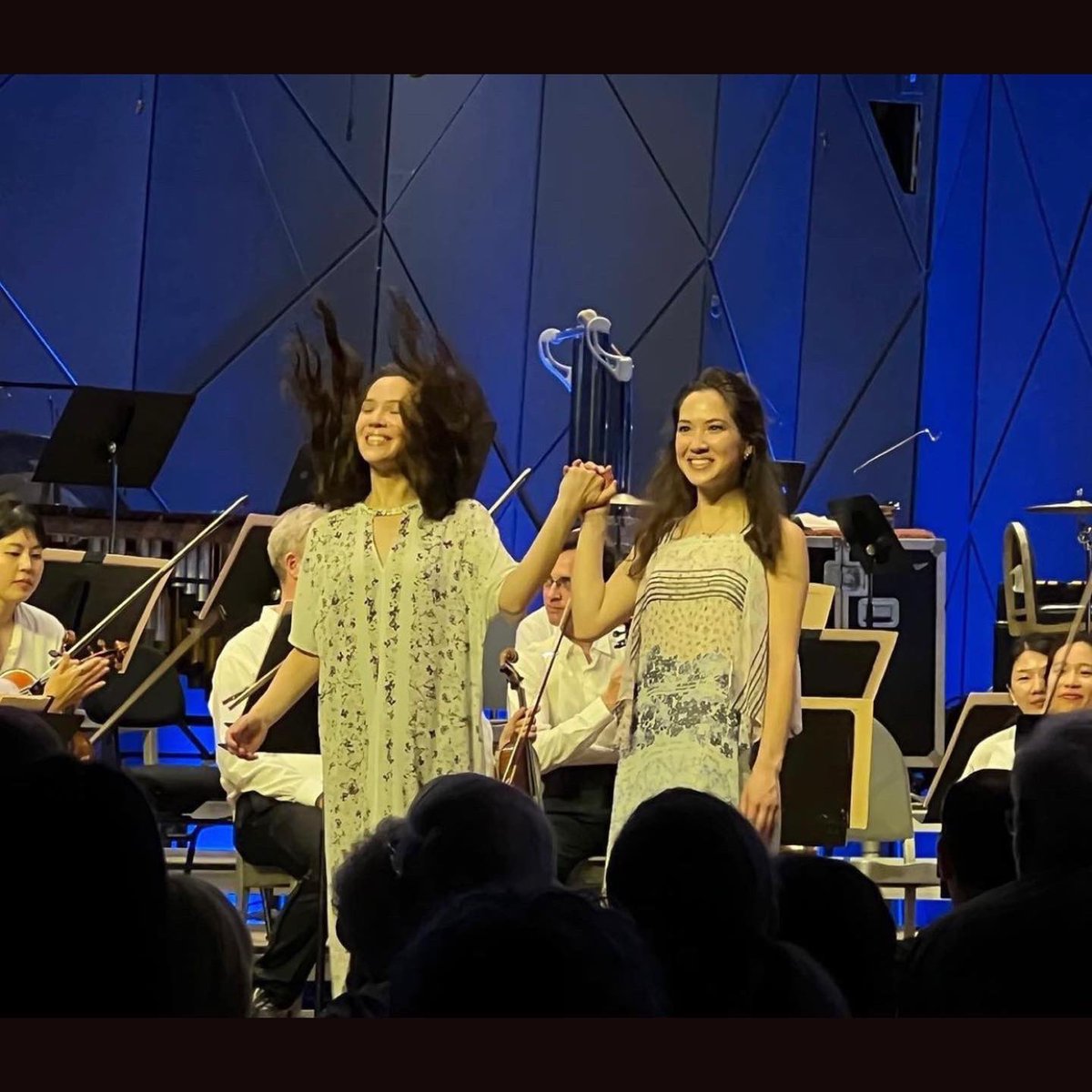 What a night! <a href="/BostonSymphony/">Boston Symphony</a> <a href="/TanglewoodMA/">Tanglewood</a> #earlleeconductor . 😂😂 #hairintheair

📸: @friedaforgenerations