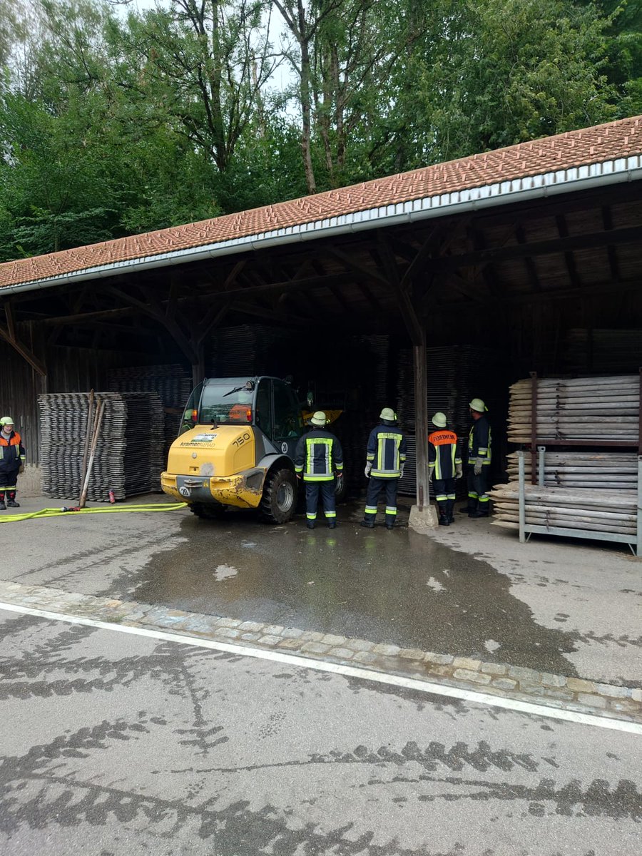 Gib hier deine Überschrift ein

Stichwort: B3 - im Gebäude/ brennt Stadel/GarageFahrzeuge: LF 10 + MZFKameraden: 17Am frühen Nachmittag wurde wir zur Unterstützung der Nachbarwehr mit dem Einsatzstichwort „B3 im Gebäude Garage“ nach Wengen alarmiert.

ffw-kleinweiler.org/einsatz-feuerw…