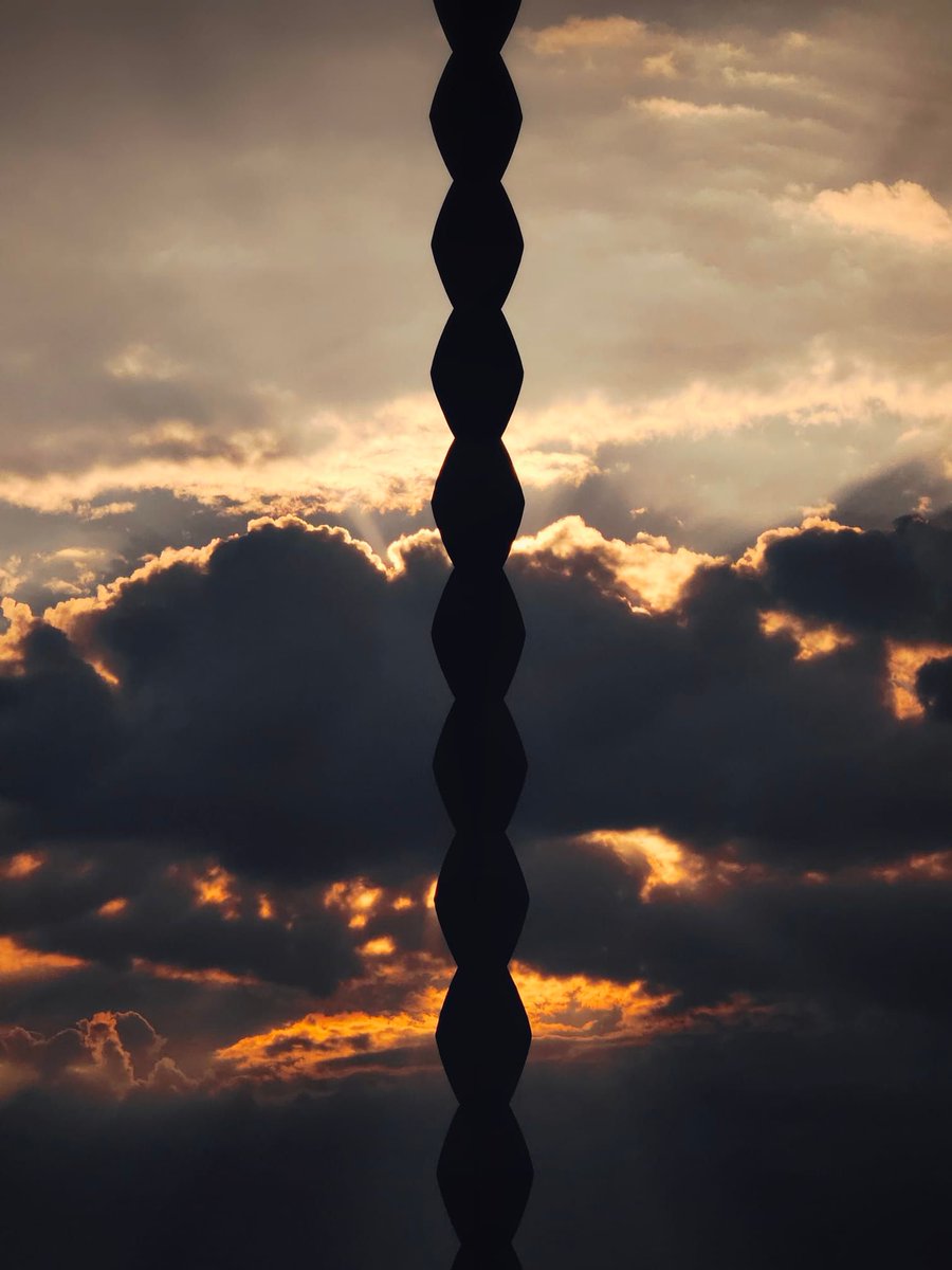 xyzwtf_55's tweet photo. To my followers who aren't anymore here with me due to their lost against cancer or just got the news...
Sacred light
#photography #photographer #emotional
#EndlessColumn🇷🇴 https://t.co/iqv3d4BqYm