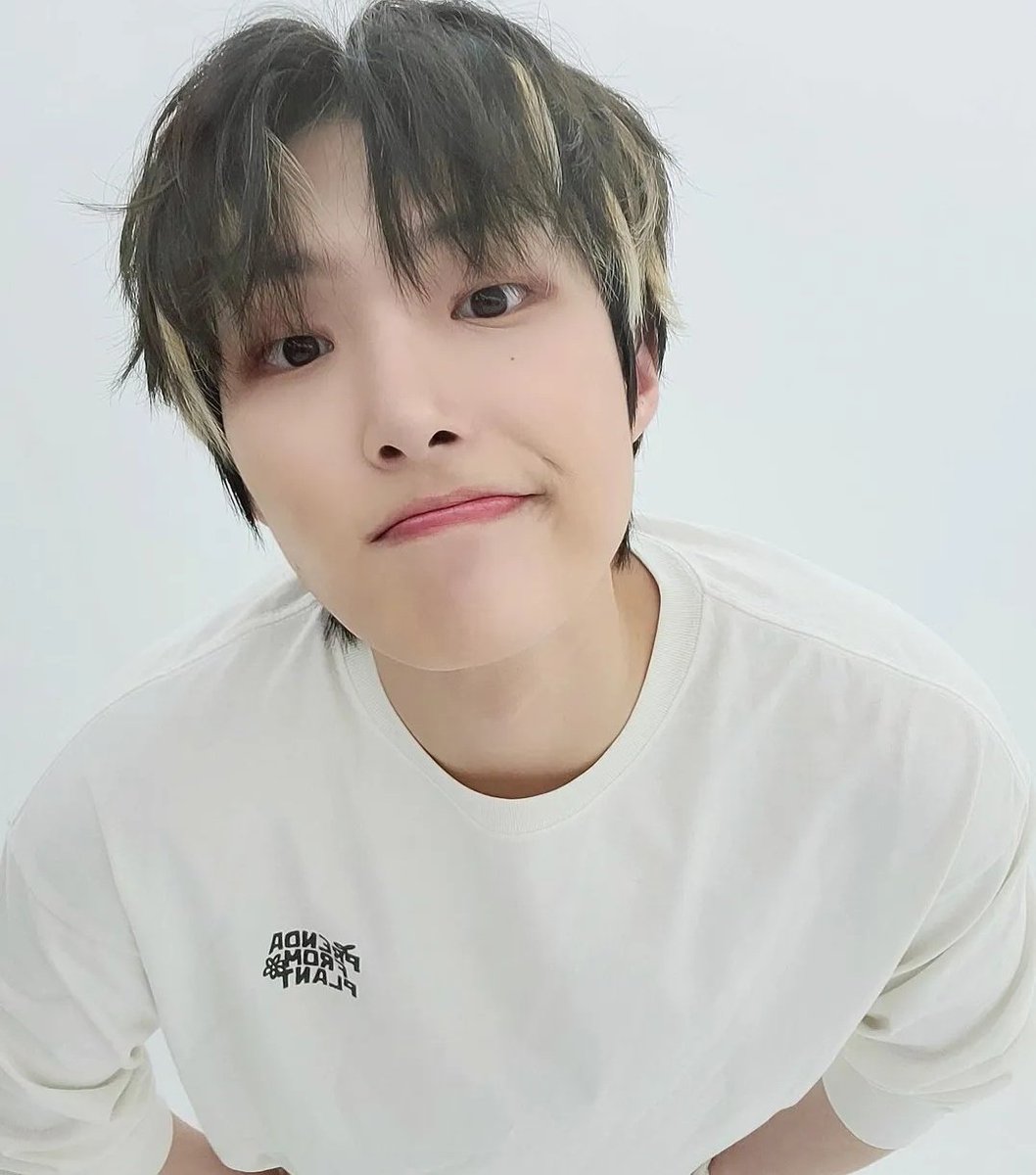 mingverse's tweet image. happiest birthday to my sweetest boy that I love so much 🤍🤍 I hope he knows how much joy he brings us and has an amazing day today &amp;lt;3 I love him endlessly !!

FIXON WITH MINGI
#HappyFixSongMingiDay
#픽쏭_에이티즈_민기_생일일지어다
@ATEEZofficial #ATEEZ #에이티즈 #민기