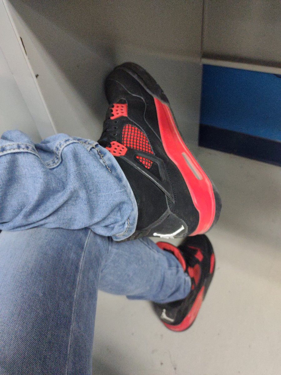 AlexFoster17Y's tweet photo. @GnzSneakersMx Ya con Thunder red, esperando el Yellow ❤️🖤💛🖤 https://t.co/ozckjpeFc2