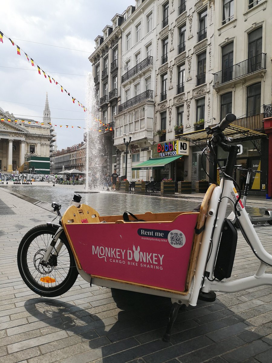 MonkeyDonkeyBXL's tweet photo. 🛴😮 @ParisHilton en trottinette partagée @boltapp à Bruxelles... mais avec nos vélos-cargo, la star aurait même pu aller à @tomorrowland avec tous ses petits chiens !! 🚲🐶🐶😅
#monkeydonkey #rentyourfreedom #cargobike #bikesharing #sharedmobility #brussels #celebrity #sliving https://t.co/EcvQcIJ2wS