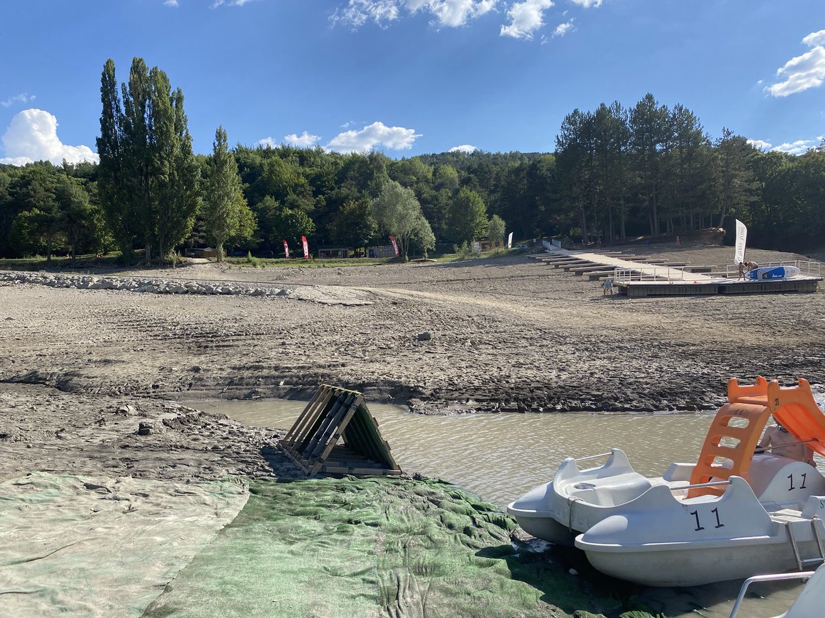 AntoineMaes's tweet photo. « Oui il fait chaud en été, bla-bla-bla… ». Le lac de Serre-Ponçon : https://t.co/hsAFOgyFRm