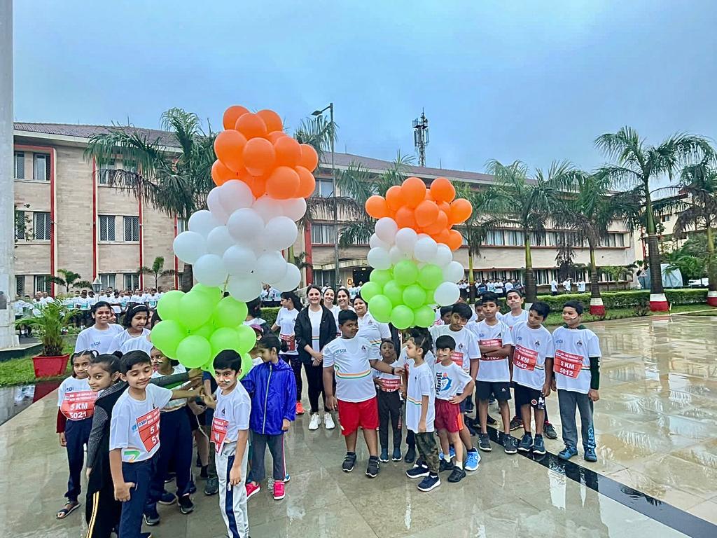 IN_HQSNC's tweet image. Mini Marathon #RunforFreedom as part of  #AzadiKaAmritMahotsav  at #INSShivaji,#Lonavala. More than 500 enthusiasts, ladies and children across  the age participated. Patriotic fervour filled with josh &amp;amp; motivation evident. Way to go 💪🏼