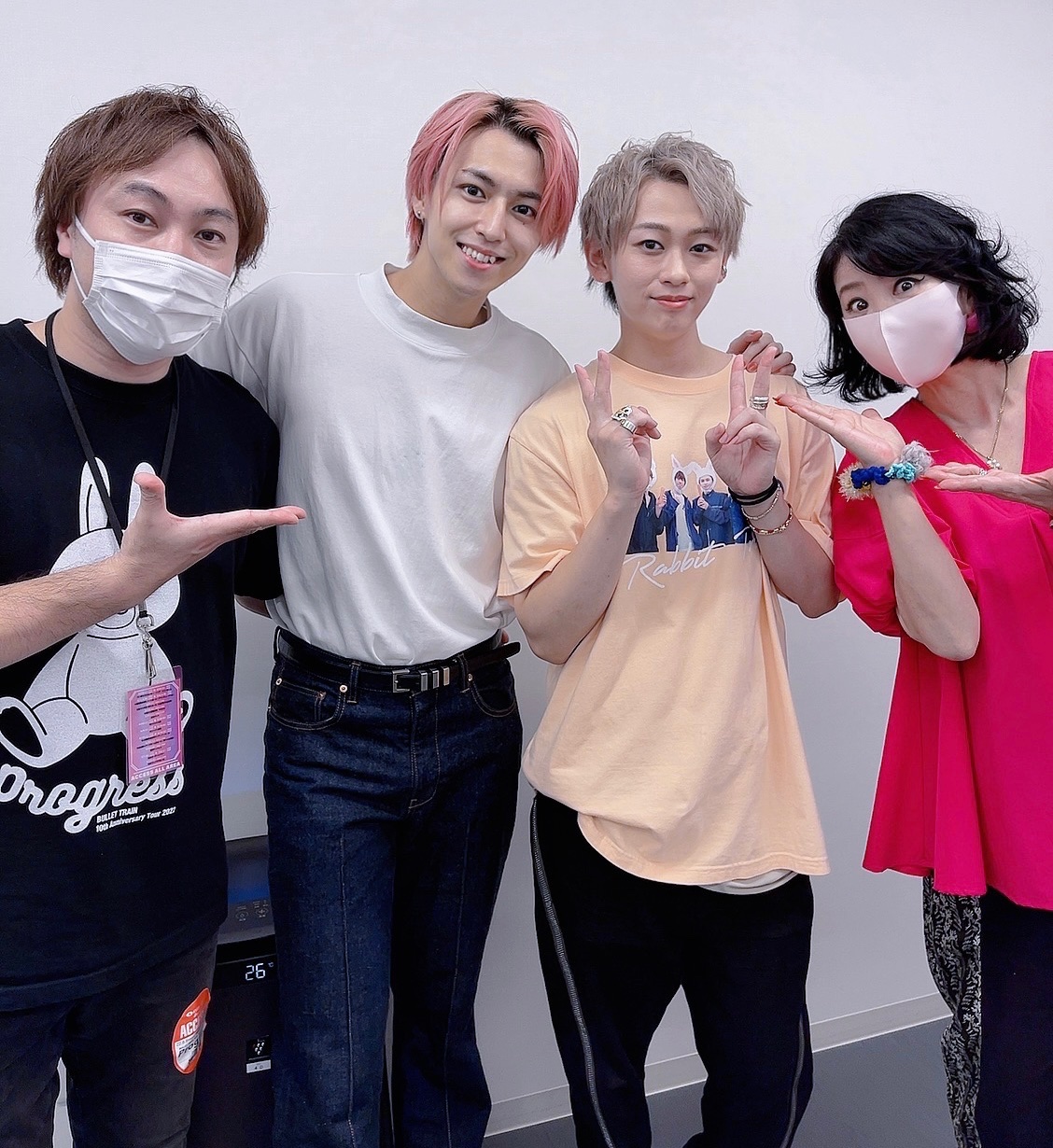 りょんりょん オーディションのお手伝いを頑張った小山先生と感動して タカシを囲んで写真を撮ろうになり 新メンバーのボーカルの シューヤ君は今日の今日だから今度ね と遠慮してたら タカシからシューヤ君も一緒に是非というお申し出があり という