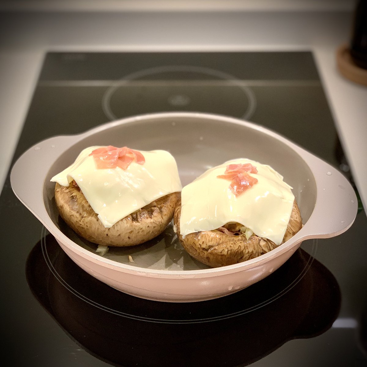 FoodyRuby's tweet image. Baked Stuffed Mushrooms
They are best friends with my white wine 🥂

#芝士焗釀大啡菇
#BakedStuffedMushrooms 
#BestFriendsWithMyWine 
#ChopsticksAndForks #FoodyRuby #LifestyleInfluencer #MyFoodDiary #FoodBlogger #FoodBlog #FoodLover #Foodie #DigitalCreator #LiKitchenInTheMountain