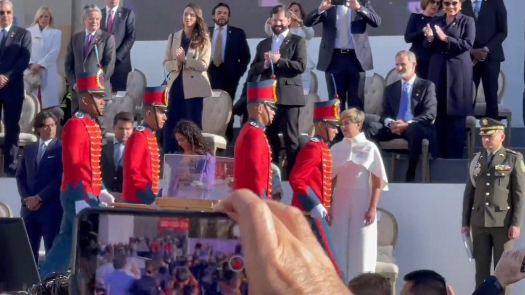 janetsanz's tweet photo. ¡Que se levanten los que hayan sido escogidos democráticamente! https://t.co/xfn02LJOl7