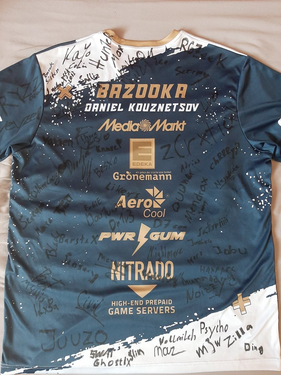 Ein riesen Dankeschön geht auch an jeden raus der auf meinem Jersey unterschrieben hat. Natürlich fehlen ein paar Leute aber die meisten Leute die auf der Lan waren sind drauf. Danke dafür ❤ hab kein Bock jetzt jeden zu Taggen😂