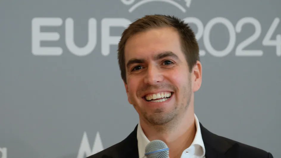 franceinfo's tweet photo. Coupe du monde 2022 : Philipp Lahm, champion du monde 2014, va boycotter la compétition

https://t.co/78FFx0AbkL https://t.co/Ods6Owfg84
