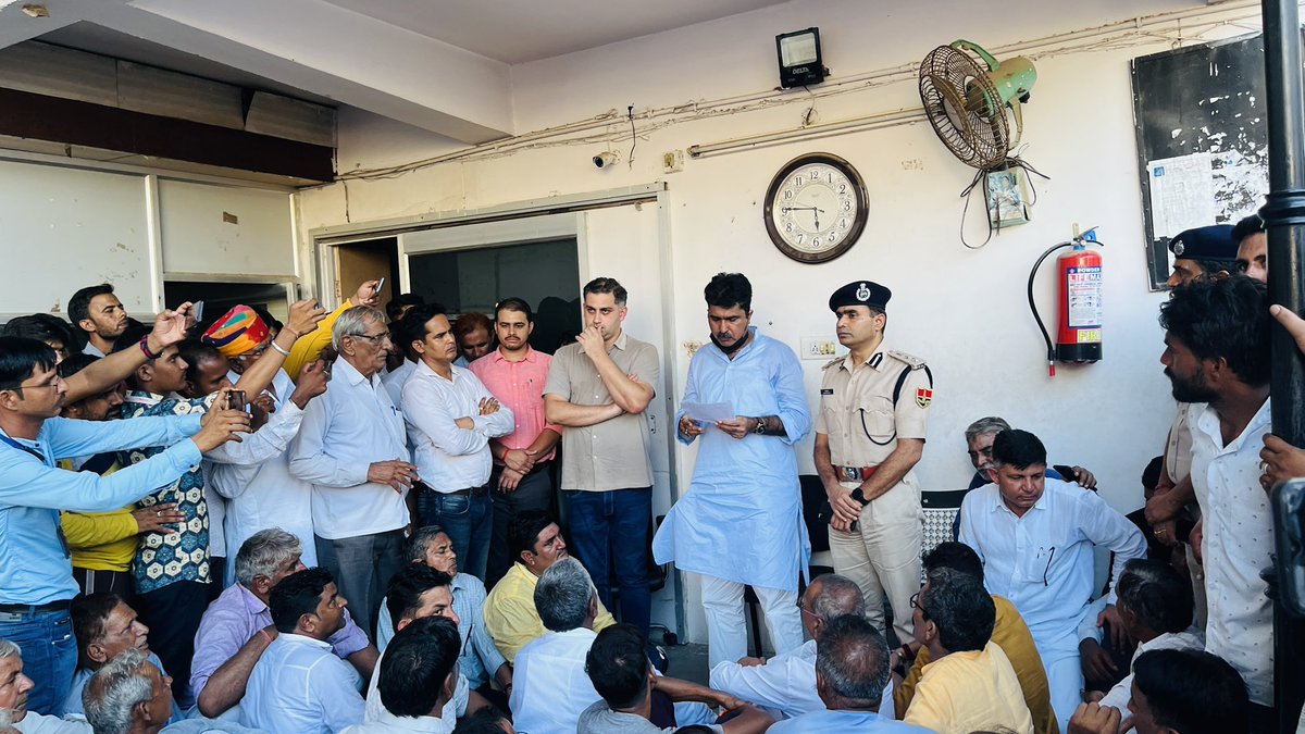 खाटूश्यामजी में मंदिर कमेटी की अव्यवस्थाओं के खिलाफ आज मंदिर कमेटी कार्यालय में पहुंचकर जिला प्रशासन से अव्यवस्थाओं को तुरंत सुधारने को लेकर वार्ता की ।