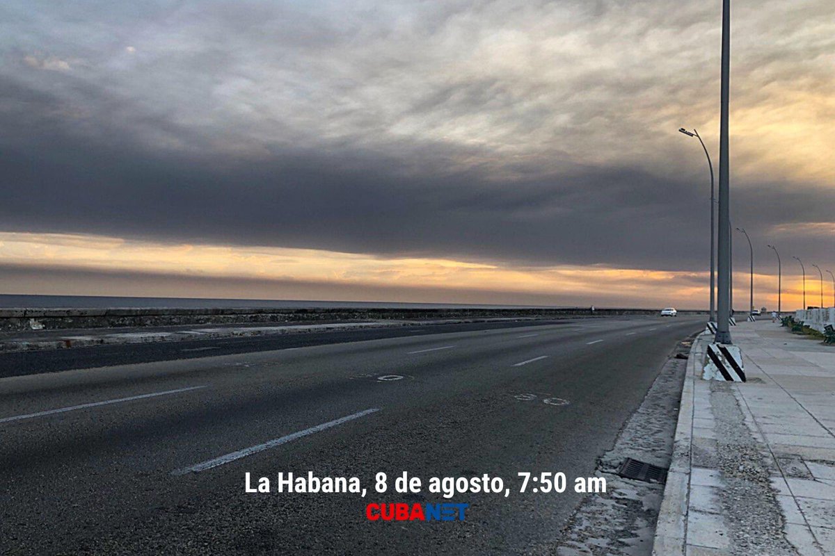 YanEstradax's tweet photo. 🇨🇺 | Una inmensa nube tóxica negra recubre la ciudad de La Habana debido al incendio en #Matanzas.

📸: @CubanetNoticias https://t.co/iLRFFLLdIj