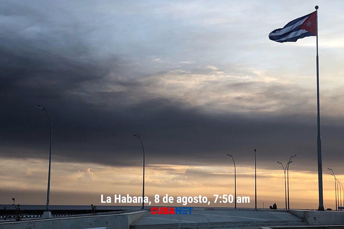 YanEstradax's tweet photo. 🇨🇺 | Una inmensa nube tóxica negra recubre la ciudad de La Habana debido al incendio en #Matanzas.

📸: @CubanetNoticias https://t.co/iLRFFLLdIj