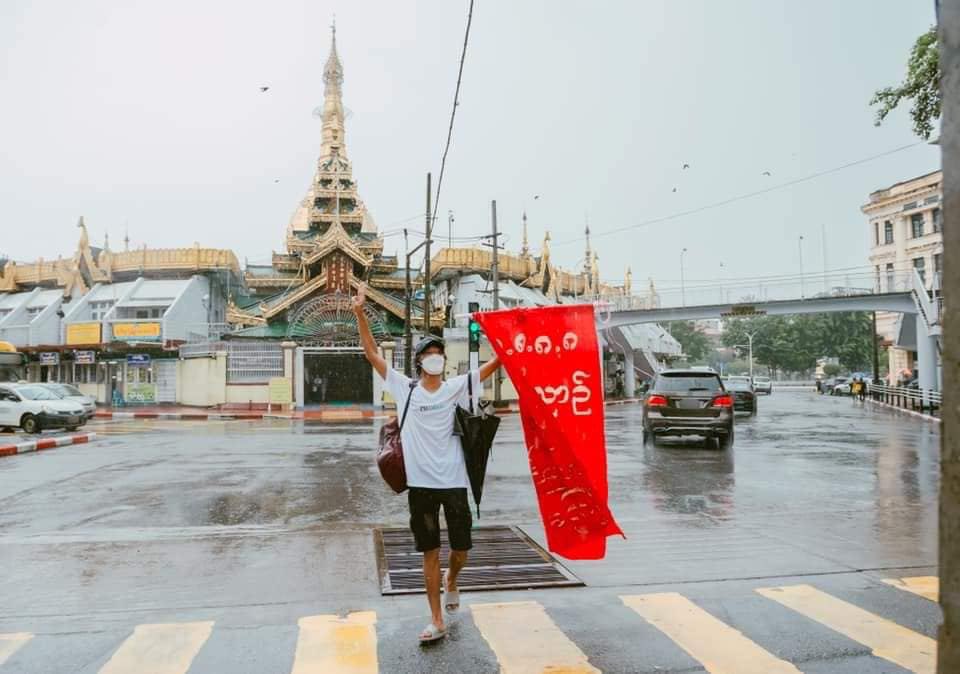 cuttiewinnie85's tweet photo. Valiant and bold civilians of Yangon protested against military dictatorship by using Guerilla tactics to avoid bullets.   #2022Aug8Coup #8888UprisingIn2022 #NeverForgiveNeverForget #WhatsHappeningInMyanmar https://t.co/W1HUUREx88