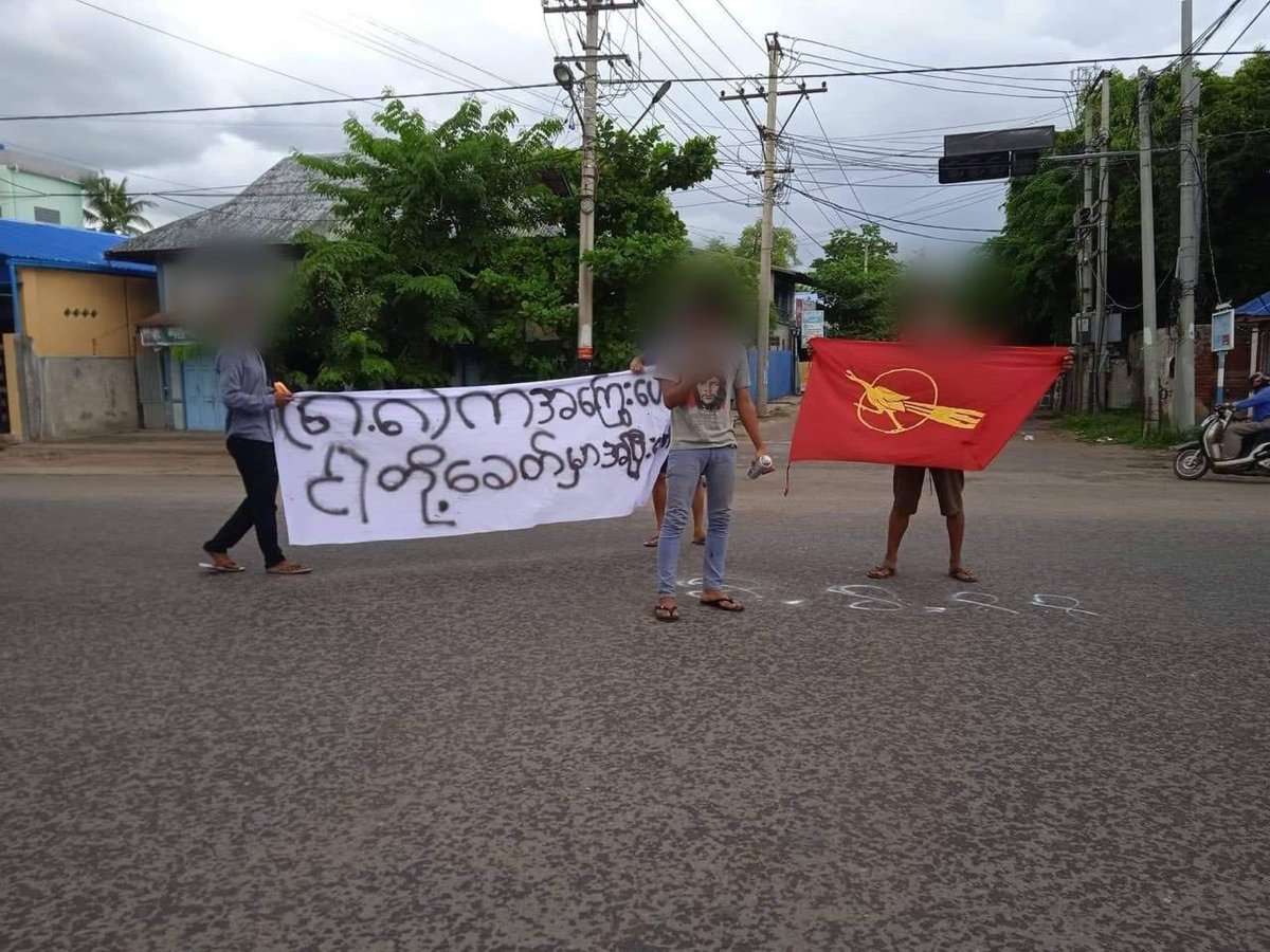 cuttiewinnie85's tweet photo. The main strike, led by the Monywa People, marched today to show their solidarity against terrorist regime.   #2022Aug8Coup #8888UprisingIn2022 #NeverForgiveNeverForget #WhatsHappeningInMyanmar https://t.co/2e5VkcZ99t