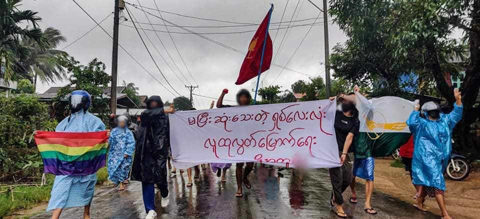 cuttiewinnie85's tweet photo. An anti-military marching strike was rallied and demonstrated today in Launglon Township to defy military rules.   #2022Aug8Coup #8888UprisingIn2022 #NeverForgiveNeverForget #WhatsHappeningInMyanmar https://t.co/y7gbzHQef5