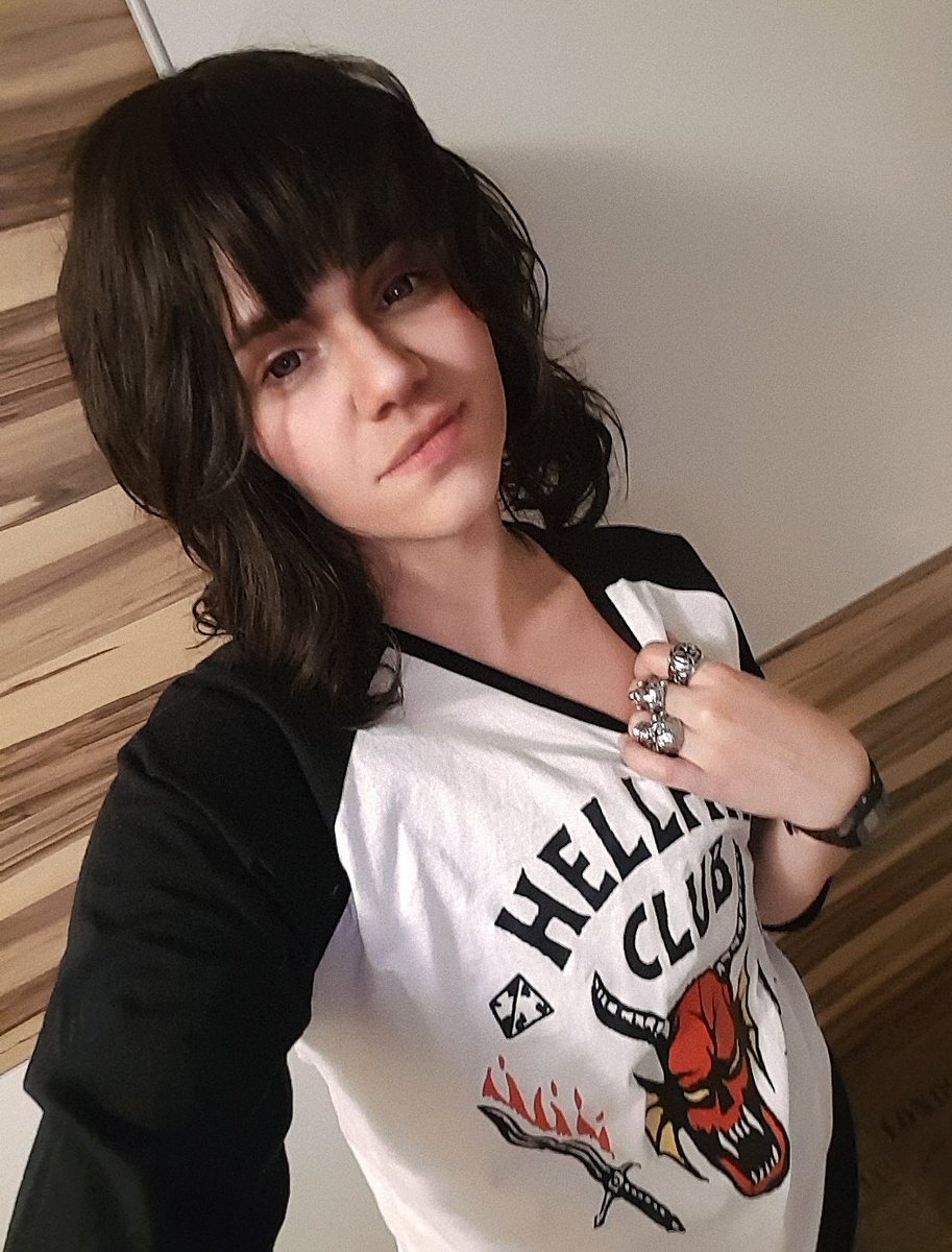 Zennya_'s tweet photo. Cosplay Test for Eddie๐ค
The wig is improvised, because the real one is still on tour ๐
#strangerthings #strangerthingscosplay #strangerthingsfandom #eddiemunson #eddiemunsoncosplay #strangerthingsseason4 #strangerthingsseason4cosplay #cosplay #80sstyle #80s #80sshow https://t.co/7jo194hJtR