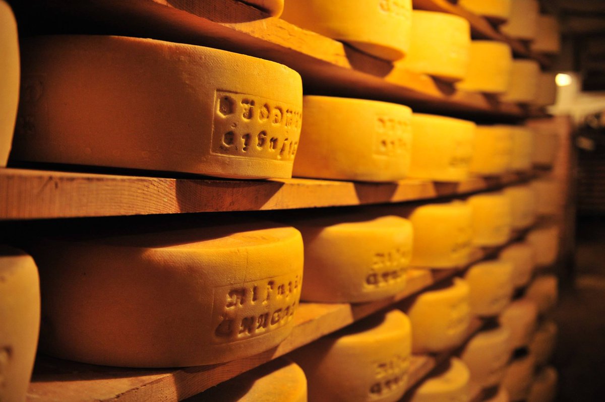 Lo sapevate che il #Formaggio #Crucolo non solo è 100% #madeinItaly ma viene anche girato e lavato a mano due volte alla settimana durante il periodo di affinamento in #Valsugana in condizioni di temperatura e umidità ottimali?