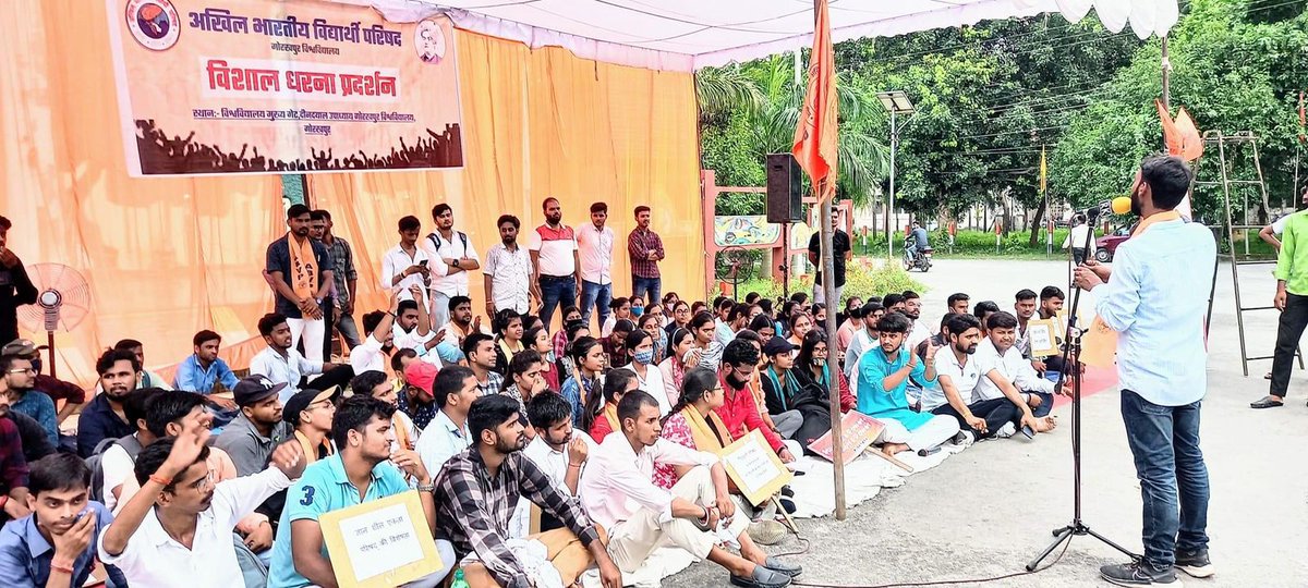 abvpgoraksh1's tweet photo. ABVP Ddugu इकाई द्वारा विभिन्न शैक्षणिक समस्याओं को लेकर विश्वविद्यालय परिसर में एक दिवसीय धरना दिया गया। विश्वविद्यालय में हुई शुल्क वृद्धि को तुरंत वापस लेने की मांग रखी गयी एवं सभी सेमेस्टर की परीक्षा का परीक्षाफल जल्द घोषित किया जाए।

#ABVPDdugu https://t.co/F06FDH8JZD