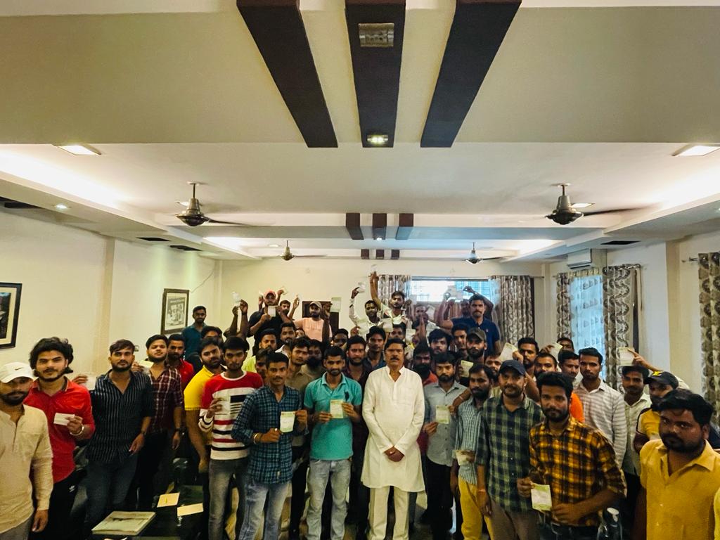 RakeshVermaSP's tweet photo. आज अपनें कम्पनीबाग स्थित आवास पर बाराबंकी की विभिन्न विधानसभाओं से आए हुए प्रतियोगी परीक्षाओं की तैयारी कर रहे सैंकड़ों युवाओं से मिलकर उनकी समस्याओं को सुना एवं  उनकी स्वेच्छा अनुसार उन्हें समाजवादी पार्टी की प्राथमिक सदस्यता ग्रहण करायी। https://t.co/YiBUpZJtyq
