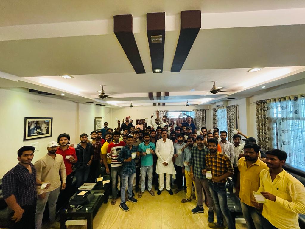 RakeshVermaSP's tweet photo. आज अपनें कम्पनीबाग स्थित आवास पर बाराबंकी की विभिन्न विधानसभाओं से आए हुए प्रतियोगी परीक्षाओं की तैयारी कर रहे सैंकड़ों युवाओं से मिलकर उनकी समस्याओं को सुना एवं  उनकी स्वेच्छा अनुसार उन्हें समाजवादी पार्टी की प्राथमिक सदस्यता ग्रहण करायी। https://t.co/YiBUpZJtyq