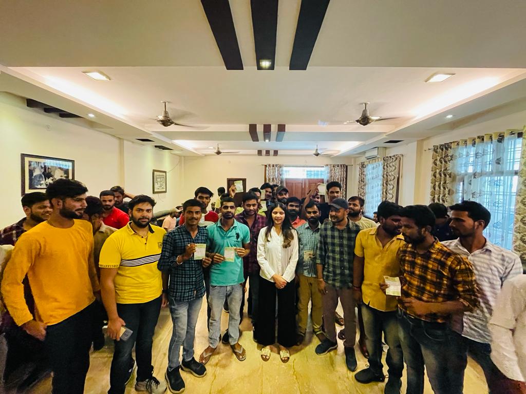 RakeshVermaSP's tweet photo. आज अपनें कम्पनीबाग स्थित आवास पर बाराबंकी की विभिन्न विधानसभाओं से आए हुए प्रतियोगी परीक्षाओं की तैयारी कर रहे सैंकड़ों युवाओं से मिलकर उनकी समस्याओं को सुना एवं  उनकी स्वेच्छा अनुसार उन्हें समाजवादी पार्टी की प्राथमिक सदस्यता ग्रहण करायी। https://t.co/YiBUpZJtyq