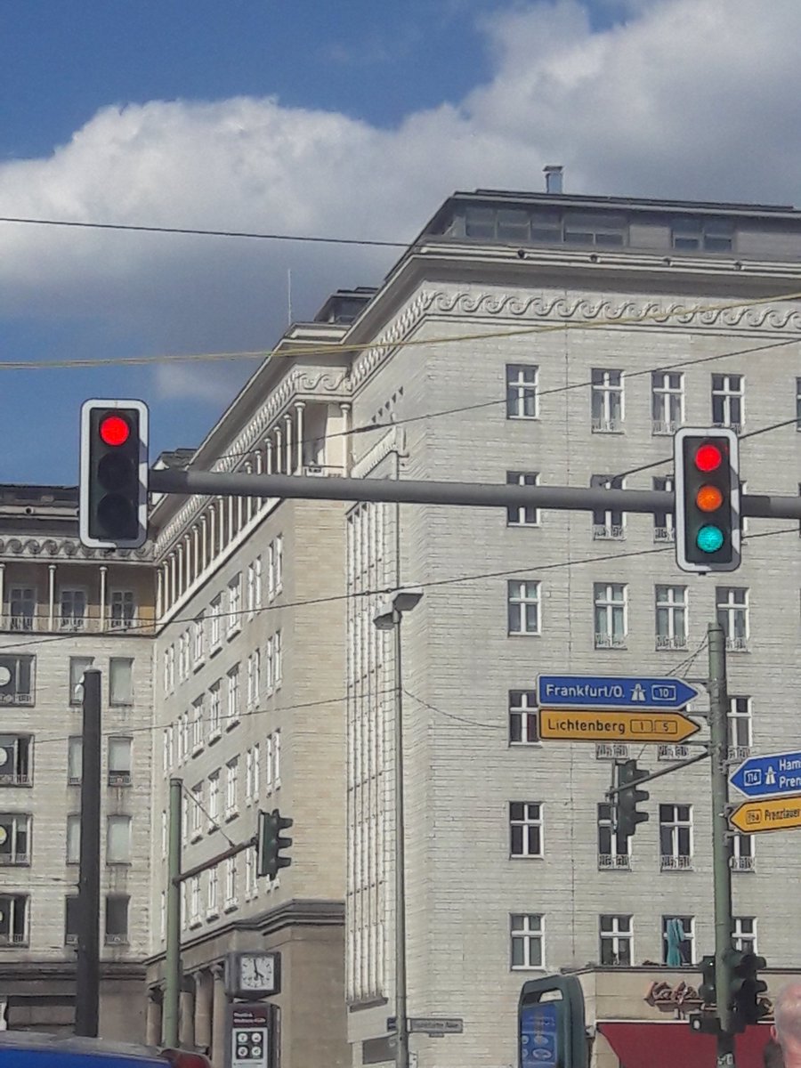 holgerhaak's tweet photo. Was macht man, wenn man am Frankfurter Tor aufgrund einer Sperrung im Stau steht? Richtig! Fotos. Stadtbilder. Dokumentieren, wie nicht nur Mensch, sondern auch die Technik durchdreht. https://t.co/1S9jy2BHKJ