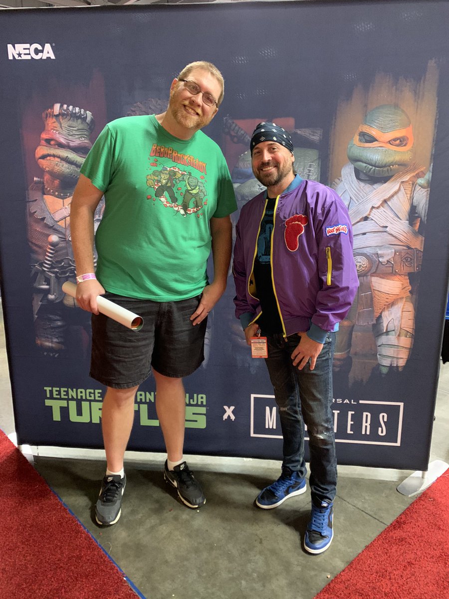bigcraig33's tweet photo. @NECA_TOYS It was awesome to finally get a pic with you after years trying at NYCC. Doing it in Columbus though was perfect as back in 2013 in the same building at a con, I spotted the Predator Dutch figure and that got me back into collecting again. Thanks Randy!!! https://t.co/BfQfiiE7sW