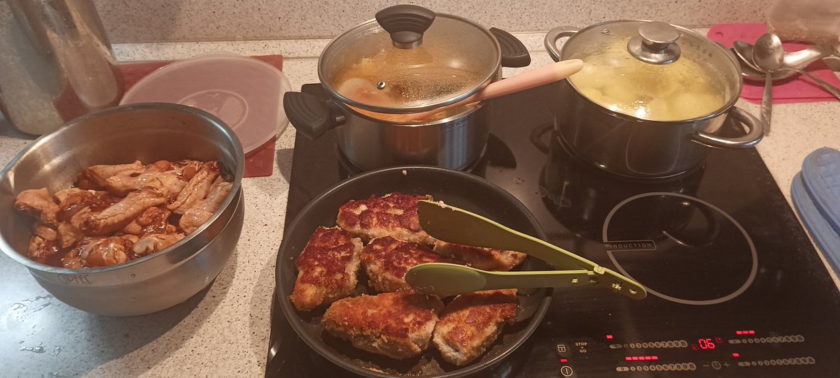 мужчина должен быть поваром на кухне и шлюхой в постели.