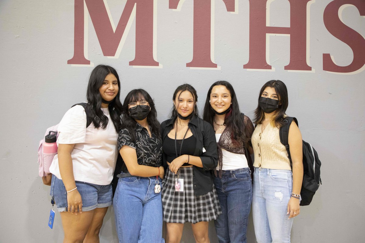 PhoenixUnion's tweet photo. Metro Tech is a great place to be on the first day of school 🎉 The knights are ready to take on this school year 🤩 Happy First Day of School, PXU! #ThisIsWhoWeAre https://t.co/qgjVlhQjFV