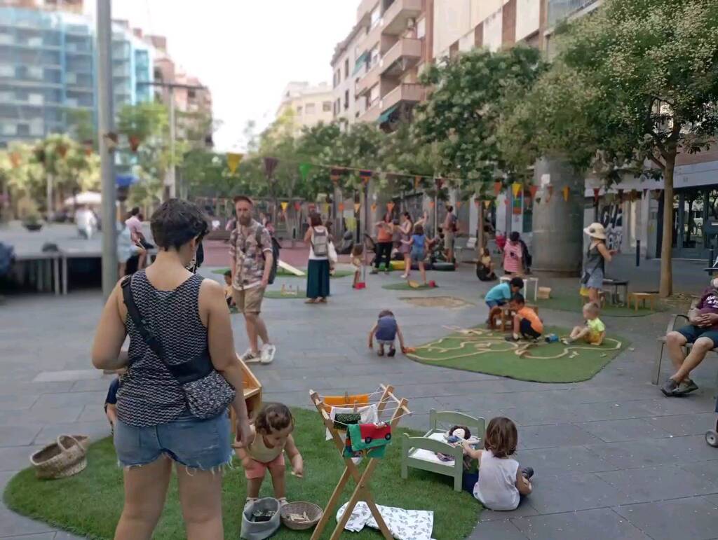 Tata Inti SCCL (@espai_tata_inti) on Twitter photo Espais
Bonics 
Diversos 
Atents 
Aquest estiu ens quedem amb tu a la ciutat 
#juguemalesplaces Espais
Bonics 
Diversos 
Atents 
Aquest estiu ens quedem amb tu a la ciutat 
#juguemalesplaces